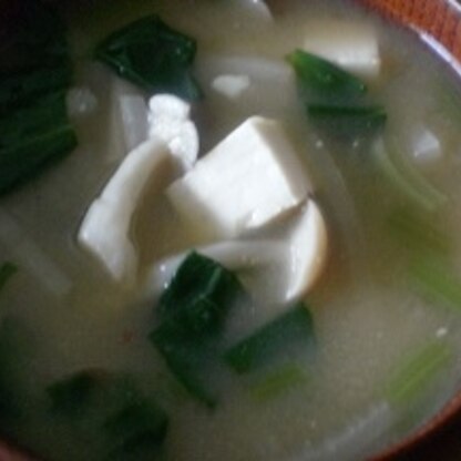 小松菜と豆腐の味噌汁定番に飽きが来ないのでヘルシーで経済的で美味しいのでさいこうですね。